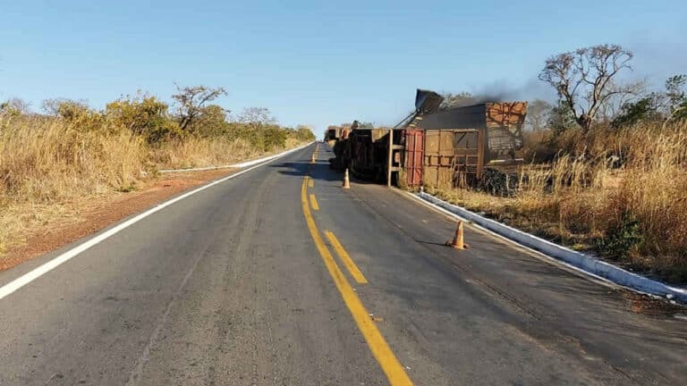 Motorista tomba carreta carregada com carvão ao subir a serra de Brasilândia de Minas