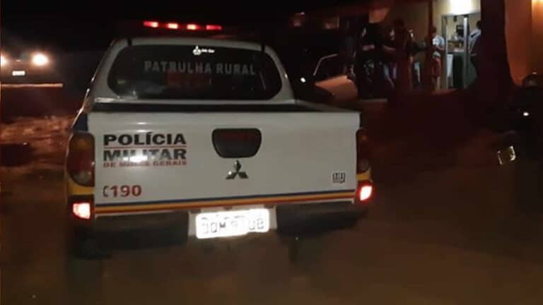 Bandidos invadem casa, trancam moradora no banheiro e roubam Corolla em Brasilândia de Minas