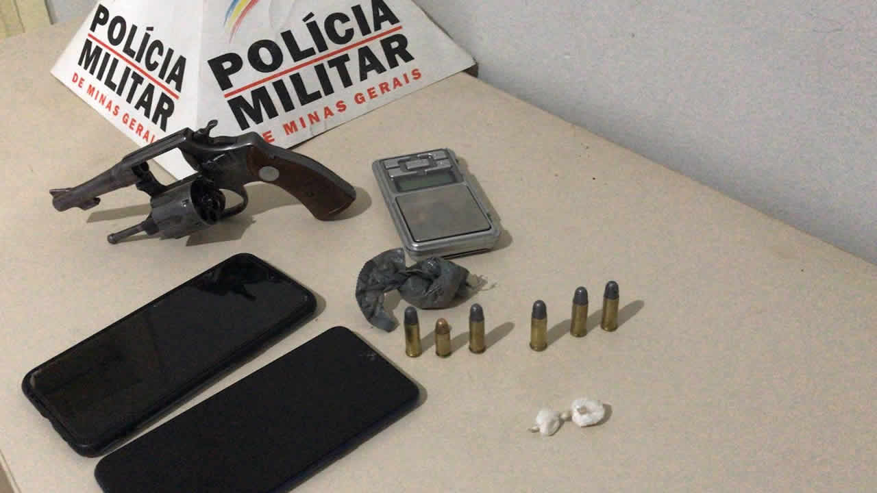 Esposa desacata e agride Policiais Militares para impedir que marido fosse preso por tráfico de drogas em João Pinheiro