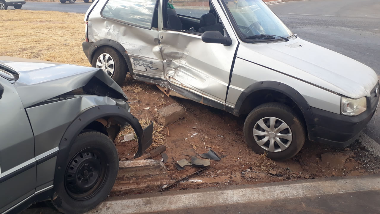 Dois veículos se envolvem em acidente no trevo da BR-040 e MG-181 em João Pinheiro