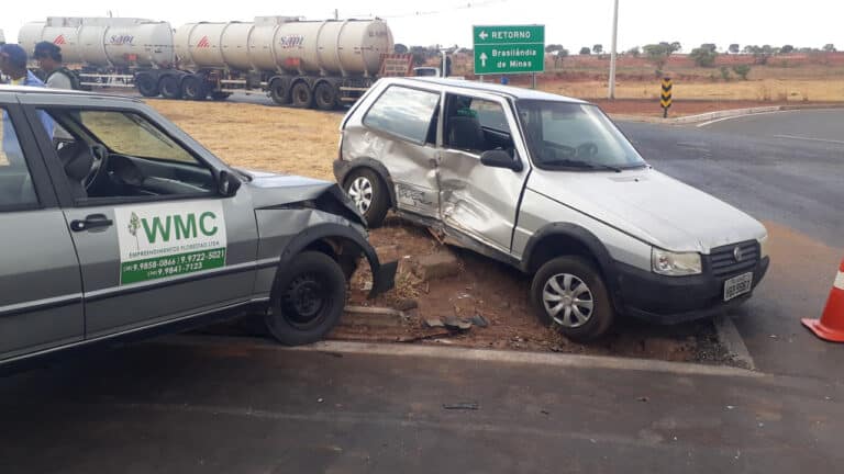 Dois veículos se envolvem em acidente no trevo da BR-040 e MG-181 em João Pinheiro