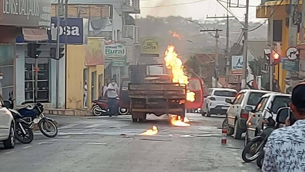Caminhonete pega fogo no Centro de João Pinheiro; lojistas e funcionários ajudaram a combater as chamas