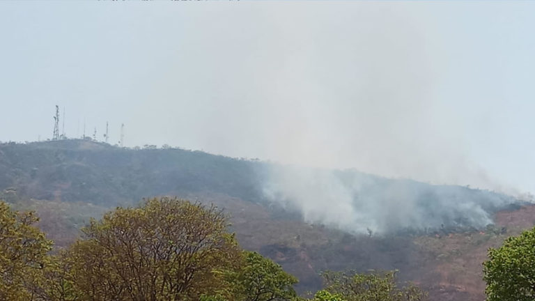 Serra de Brasilândia de Minas continua a ser consumida pelo fogo