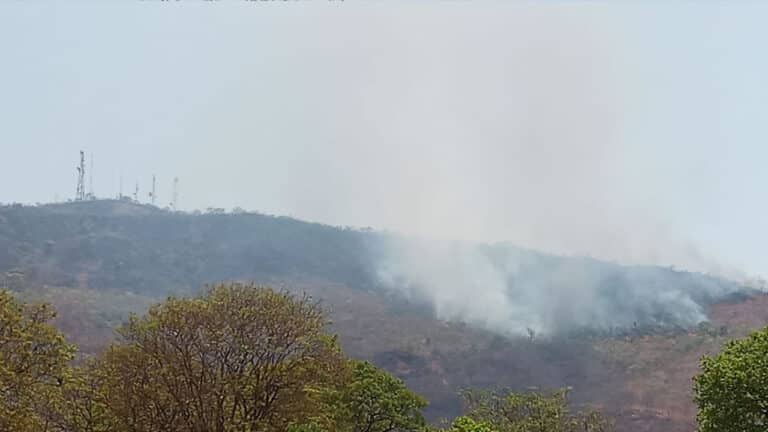 Serra de Brasilândia de Minas continua a ser consumida pelo fogo