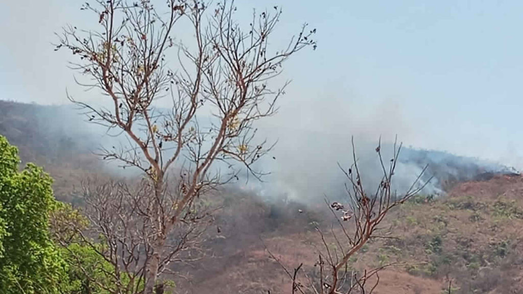 Serra de Brasilândia de Minas continua a ser consumida pelo fogo