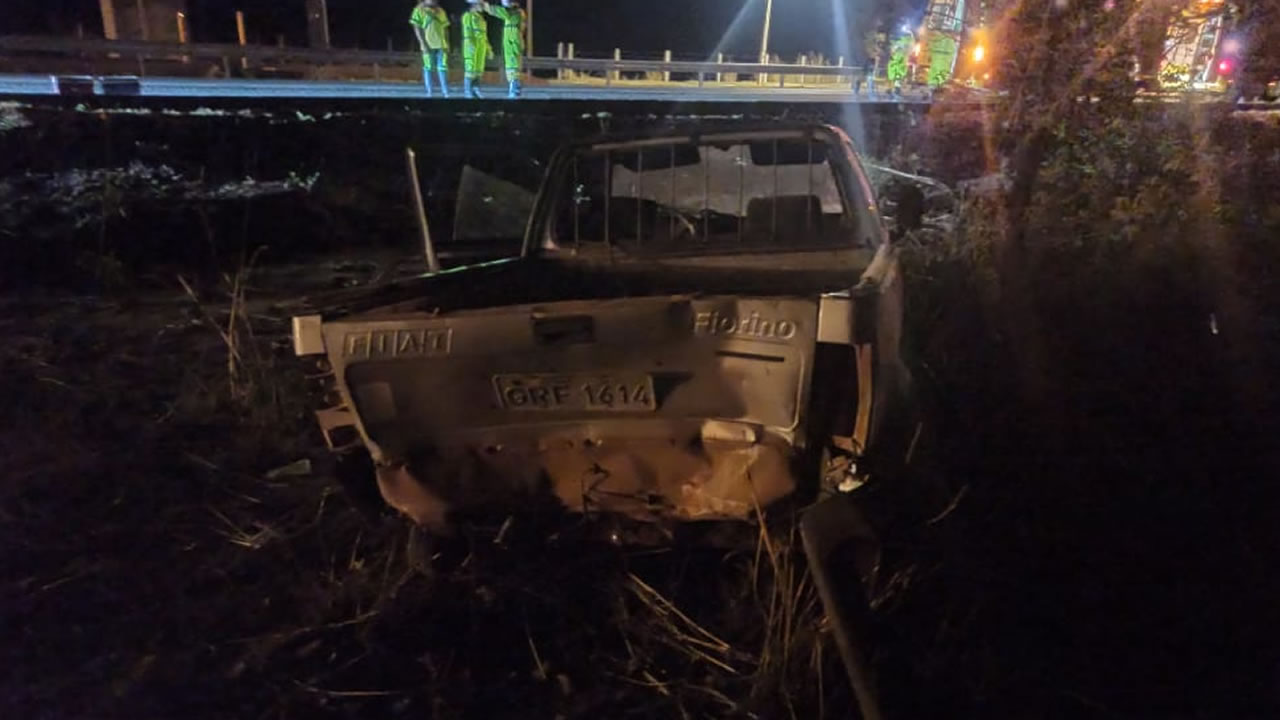 Veículo vai parar fora da pista após colisão traseira na BR-040 em João Pinheiro