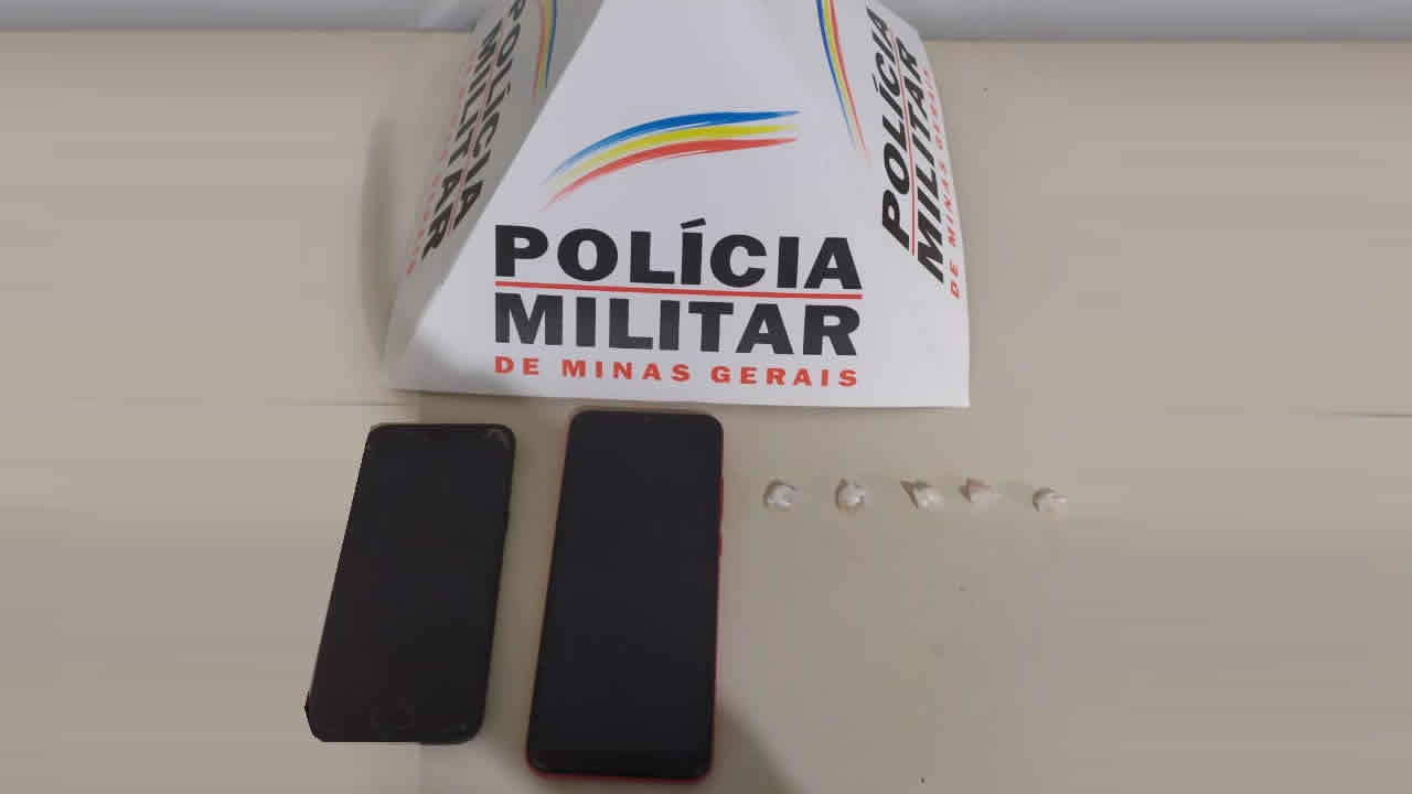 Homem tenta fugir da polícia pegando carona com mototaxista e acaba preso com pedras de crack em João Pinheiro