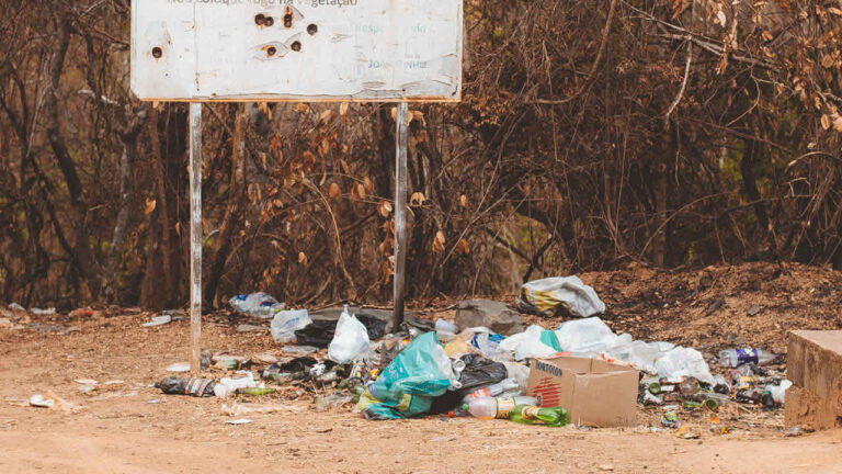 Fotógrafo Pinheirense denuncia irresponsabilidade da população com lixo descartado na Cachoeira do Garimpo