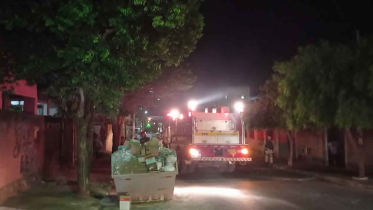 Casa pega fogo e bombeiros são acionados com direito a caminhão e sirene no Centro de João Pinheiro