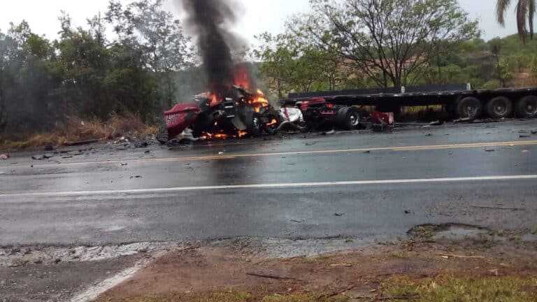 Grave acidente ocorrido na BR-040 próximo à JK deixa um motorista morto e outro ferido; vídeo