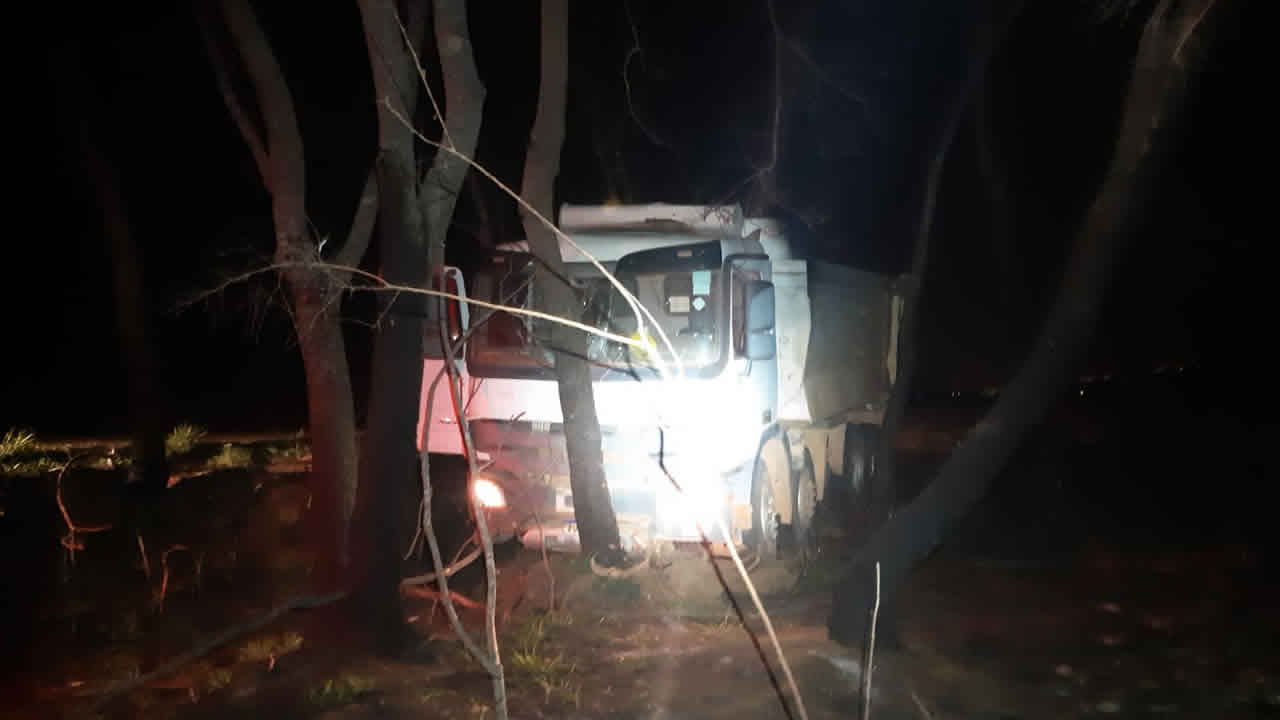 Bandidos roubam dois caminhões da Viva Smart City em João Pinheiro e se envolvem em acidente durante a fuga