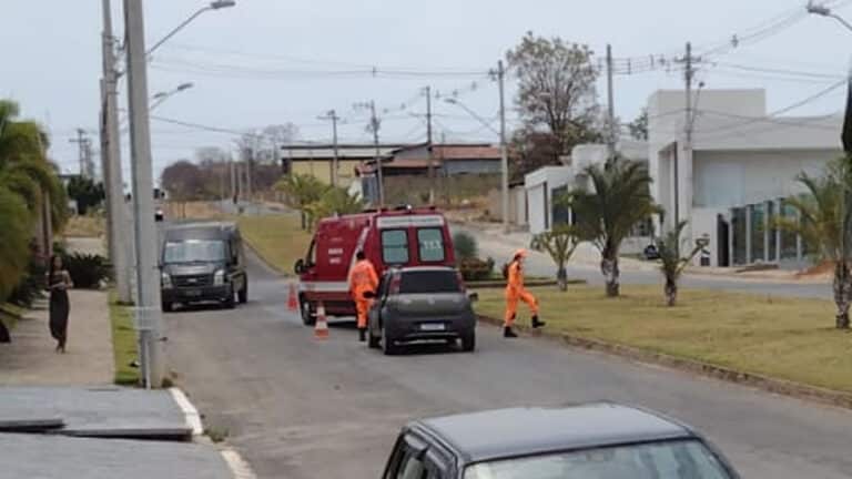Mulher grávida sem habilitação se envolve em acidente em João Pinheiro e é resgatada pelo Corpo de Bombeiros