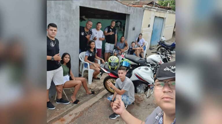 Grupo de motociclistas realiza projeto de dia das crianças em bairros de João Pinheiro