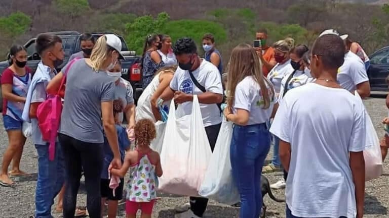 14-10-21 proProjeto Amigos da Cidinha entrega mais de 1.000 presentes à crianças em João Pinheirojeto amigos da cidinha brinquedos