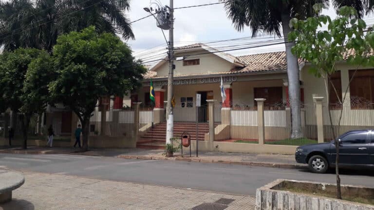 Minas Gerais autoriza retorno de 100% dos alunos às escola e reduz distanciamento