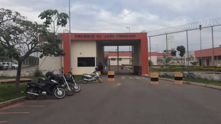 Justiça condena agente penitenciário e outras 13 pessoas por tráfico de drogas em presídio de João Pinheiro