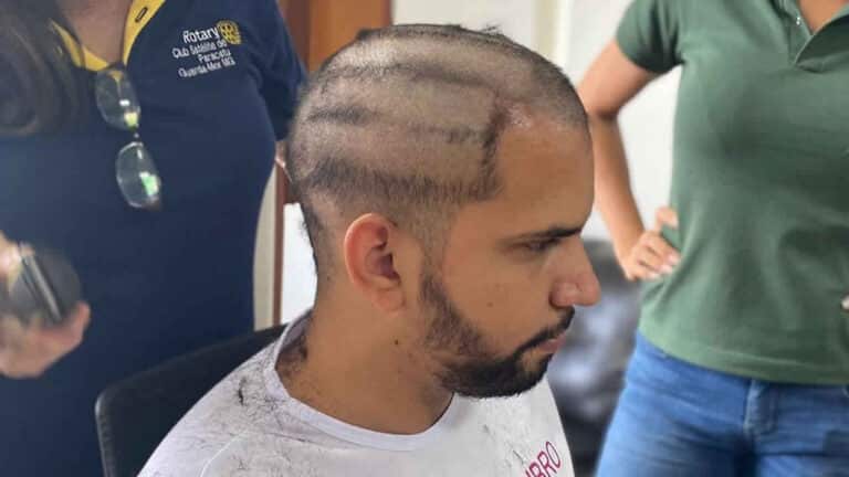Prefeito, Vice-prefeito e dois secretários raspam cabeça durante feira agropecuária em Paracatu