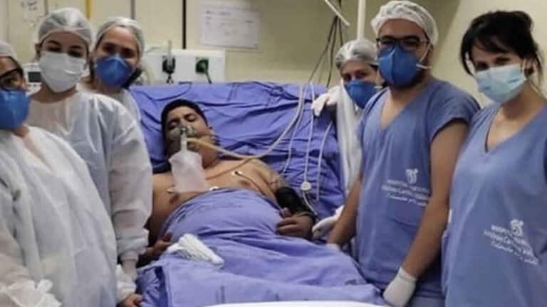 Servidores do hospital municipal de João Pinheiro celebram a extubação de vários pacientes com Covid-19