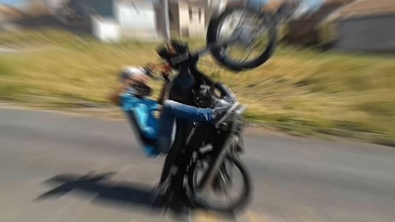 Jovem é preso depois de ser flagrado “dando grau” pela PM em João Pinheiro; motociclista foi perseguido por várias ruas da cidade
