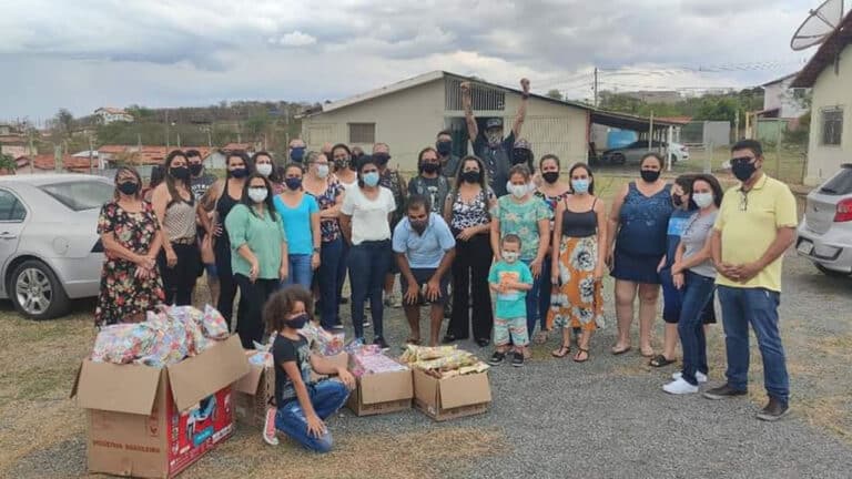 Clube de motociclismo internacional entrega brinquedos para 220 crianças na APAE de João Pinheiro