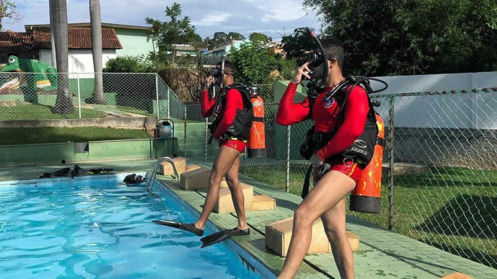 Bombeiros de João Pinheiro participam de curso de mergulho; atividades visam capacitá-los para operações aquáticas