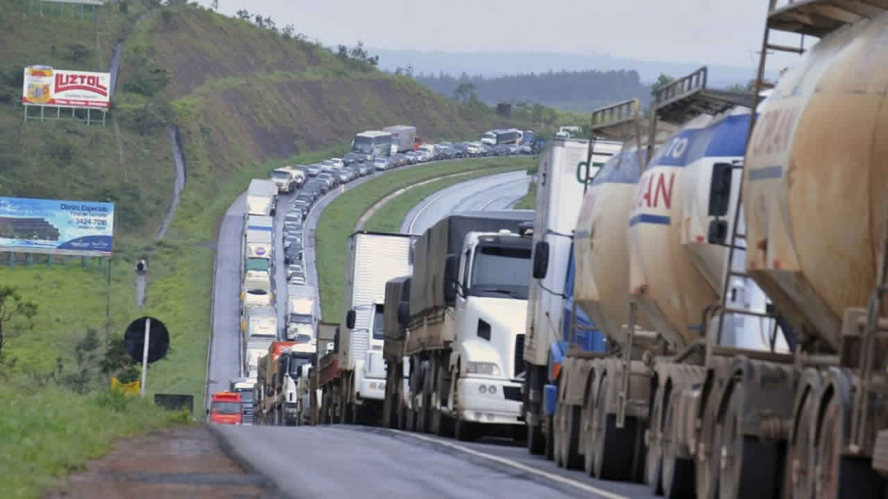 Caminhoneiros de Minas Gerais confirmam adesão à greve prevista para novembro