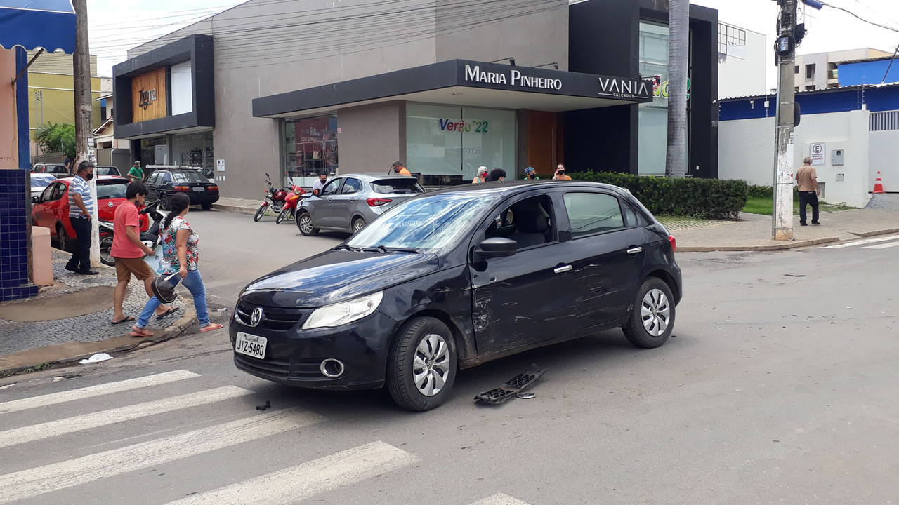Motorista avança parada obrigatória e provoca acidente no Centro de João Pinheiro
