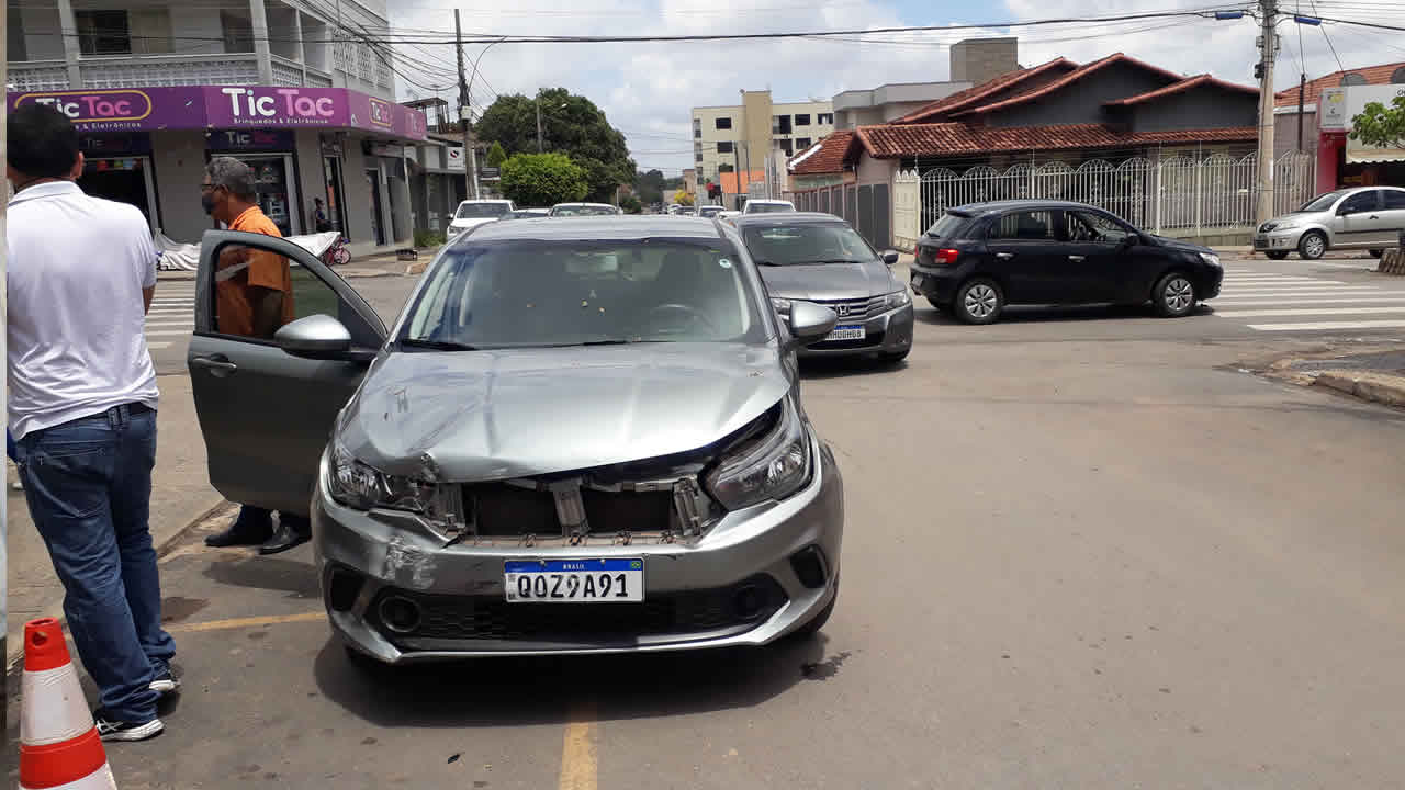 Motorista avança parada obrigatória e provoca acidente no Centro de João Pinheiro