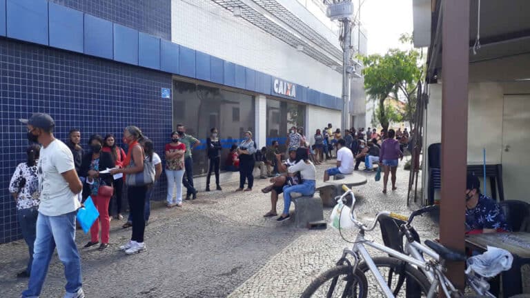 Fila para saque do auxílio emergencial contorna o quarteirão no Centro de João Pinheiro