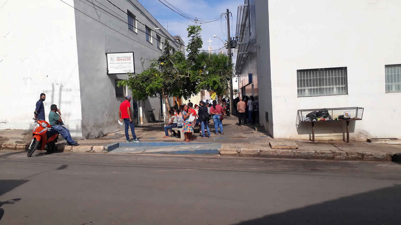 Fila para saque do auxílio emergencial contorna o quarteirão no Centro de João Pinheiro