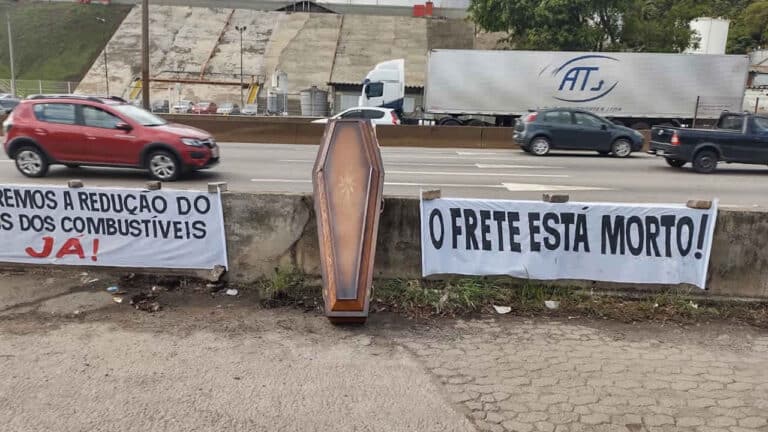 Tanqueiros paralisam as atividades em Minas em protesto contra ICMS e alta do combustível