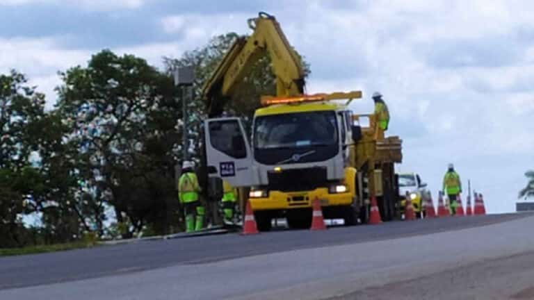 Via 040 reinstala radar eletrônico no perímetro urbano de João Pinheiro depois de meses do acidente que o danificou