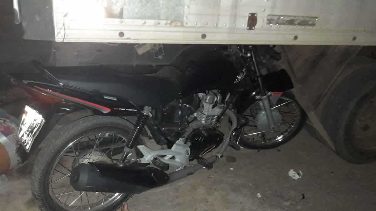 Motociclista perde o controle e colide contra caminhão na noite do último domingo em João Pinheiro