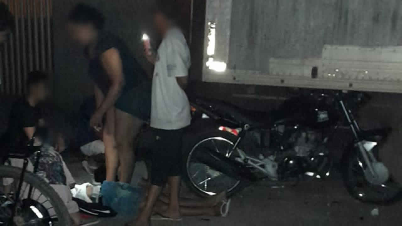 Motociclista perde o controle e colide contra caminhão na noite do último domingo em João Pinheiro
