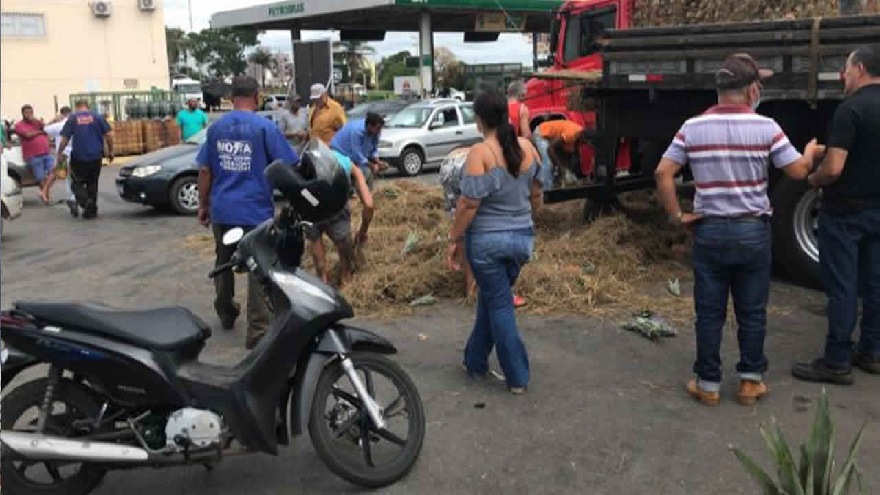Após colisão, motorista doa carga excedente de abacaxi a populares em João Pinheiro