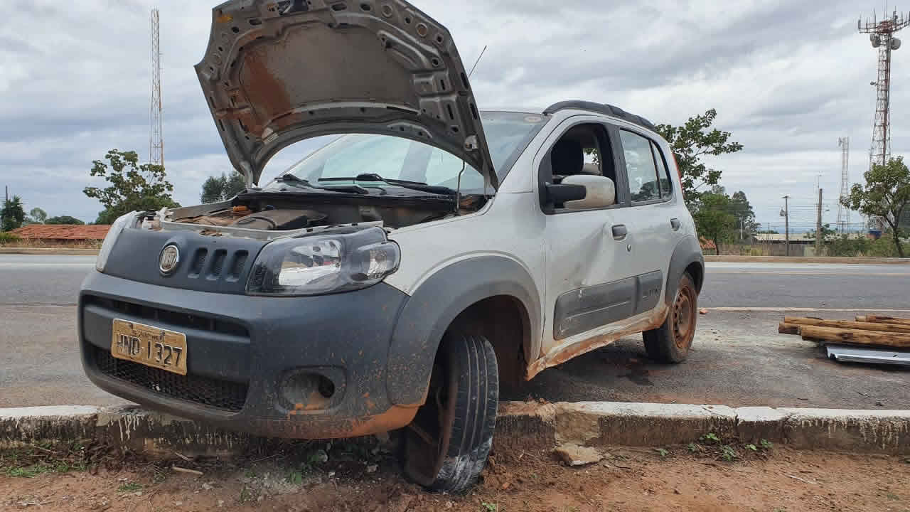 Motorista que puxava tijolos com reboque perde o controle e capota na MG-181 próximo ao Presídio de João Pinheiro