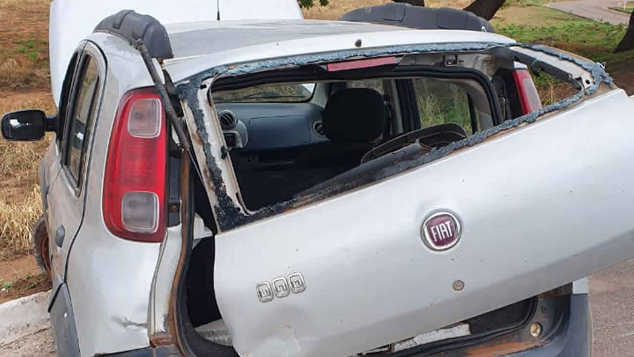Motorista que puxava tijolos com reboque perde o controle e capota na MG-181 próximo ao Presídio de João Pinheiro