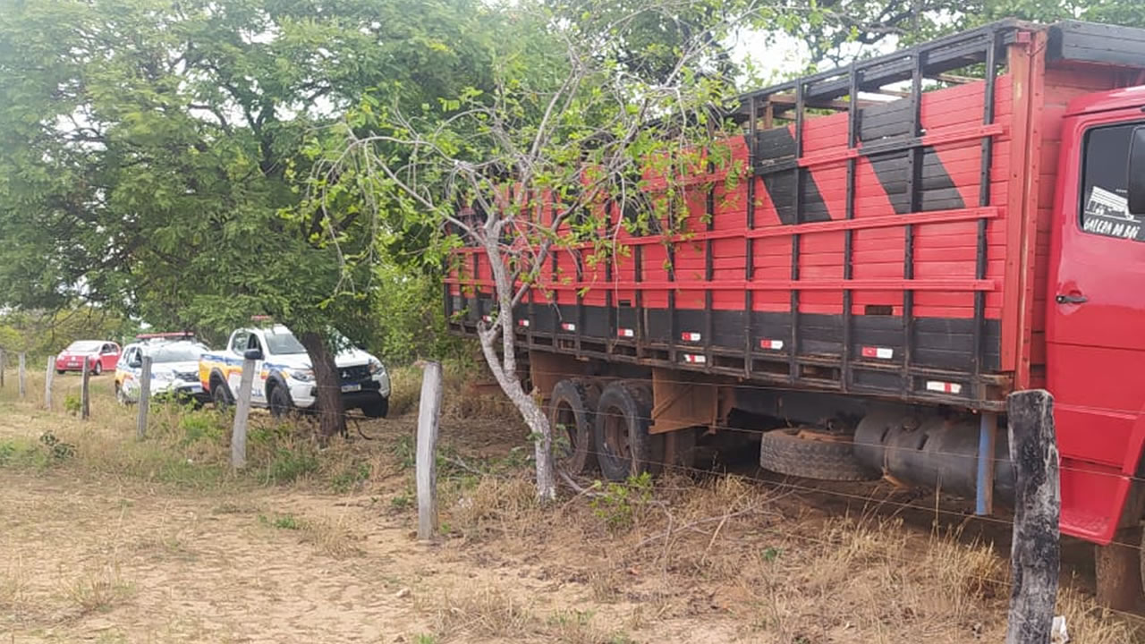 Caminhão boiadeiro, furtado em pátio de posto, é localizado horas depois do crime em João Pinheiro