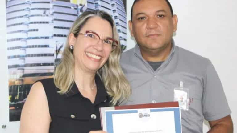 Vigilante encontra R$ 12 mil em caixa de sapato e devolve valor à dona