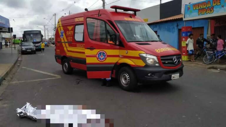 Homem empina moto, mata idoso em atropelamento e foge em Minas Gerais