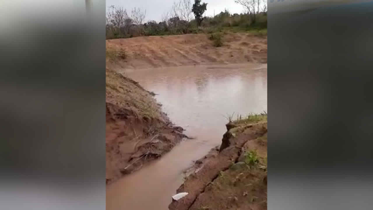Rompimento de bolsões de água ameaça bica do Capão da Água Limpa em João Pinheiro