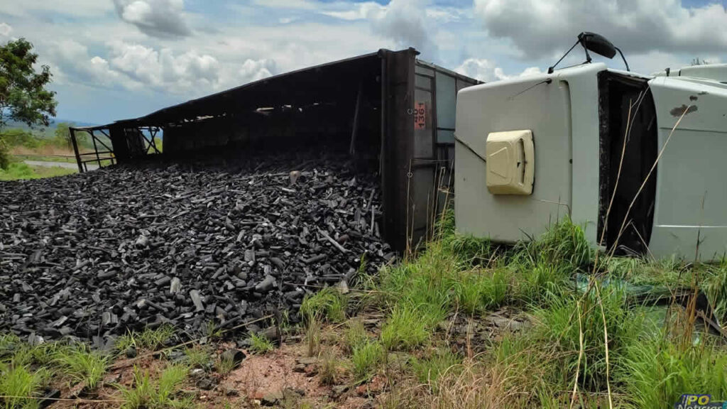 Carreta carregada de carvão tomba na MG-410, em Presidente Olegário