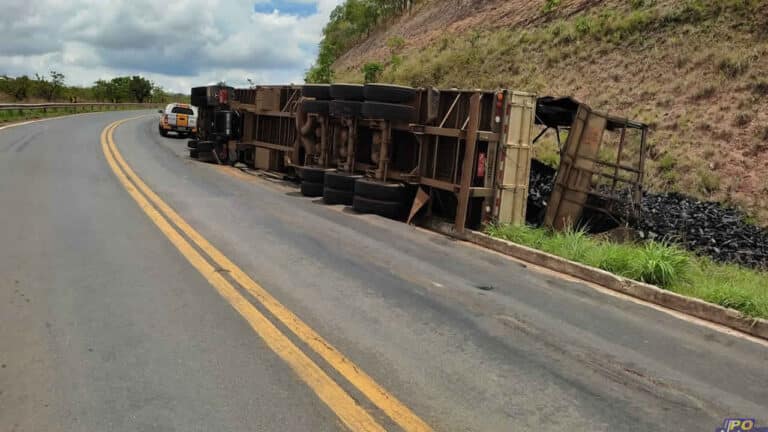 Carreta carregada de carvão tomba na MG-410, em Presidente Olegário