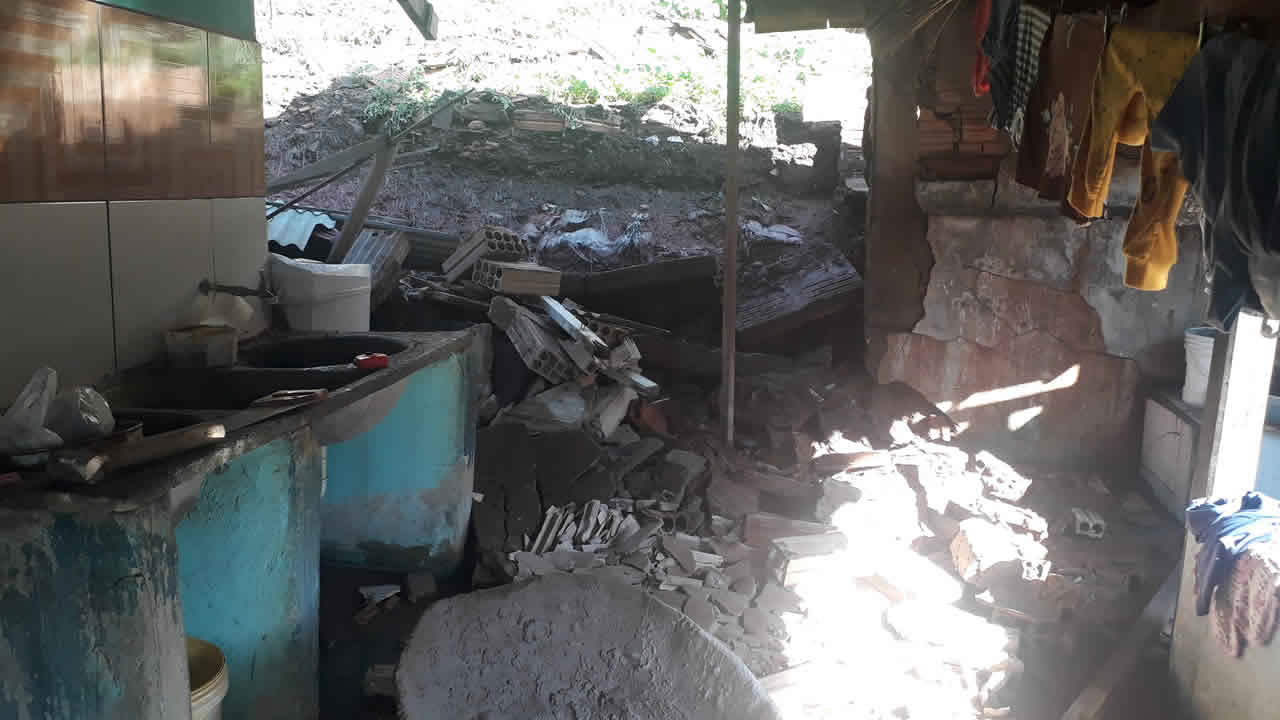 Chuva derruba muro de residência de idosa de 86 anos em João Pinheiro