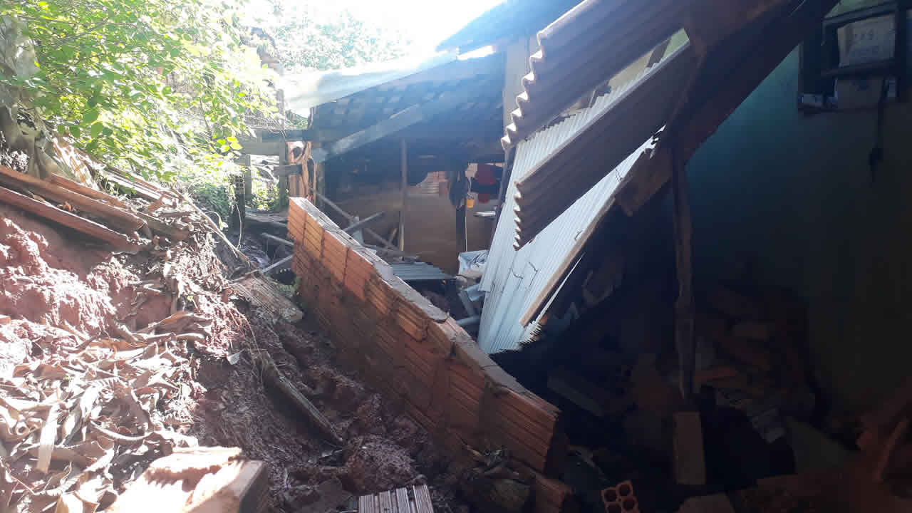 Chuva derruba muro de residência de idosa de 86 anos em João Pinheiro