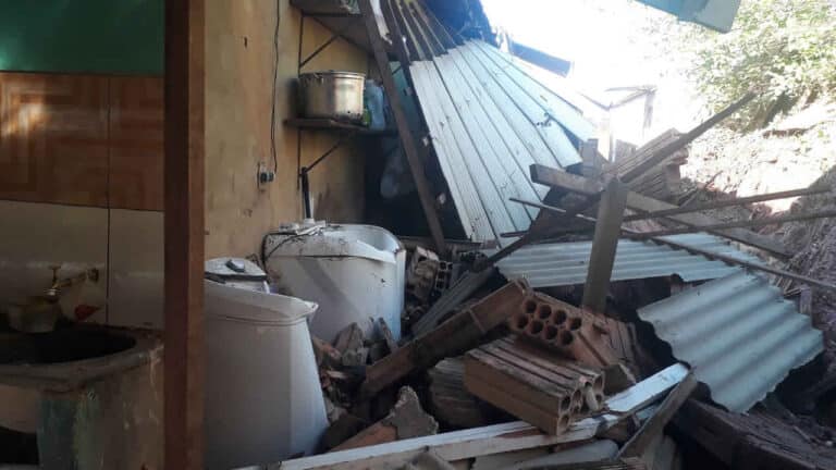 Chuva derruba muro de residência de idosa de 86 anos em João Pinheiro