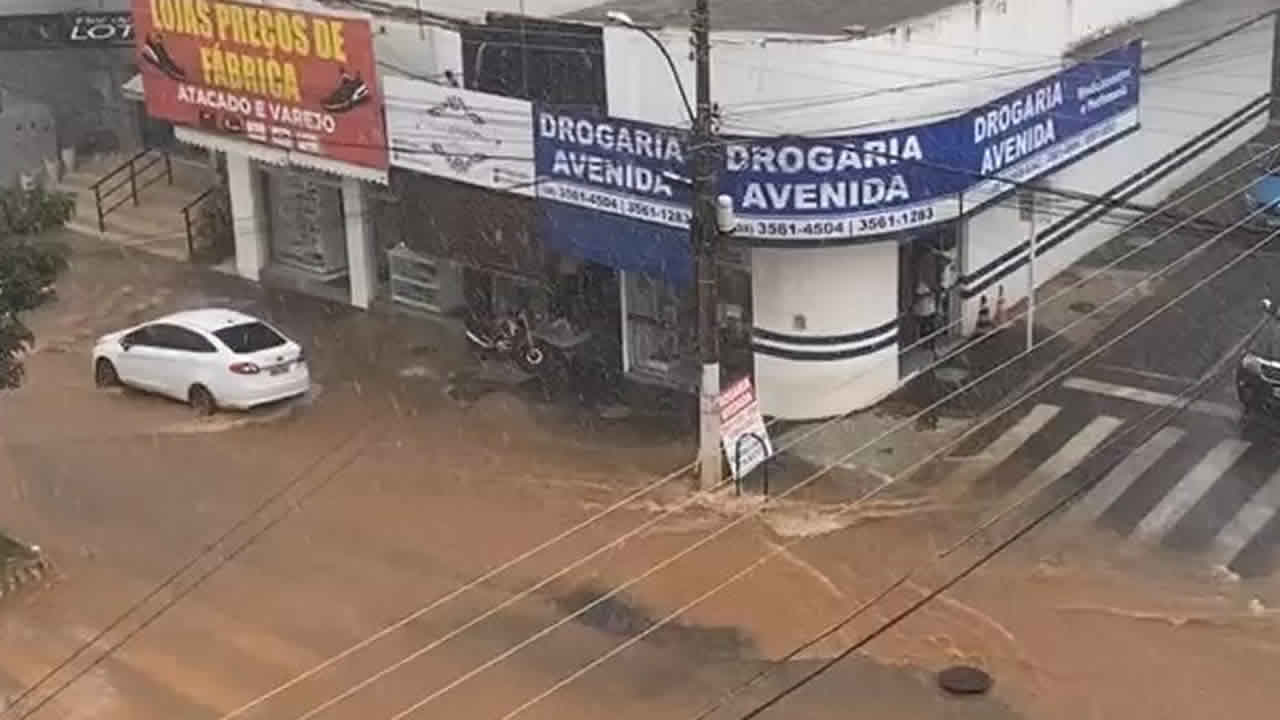 Chuva forte causa pontos de alagamento no Centro de João Pinheiro; estabelecimento quase foi tomado pelas águas