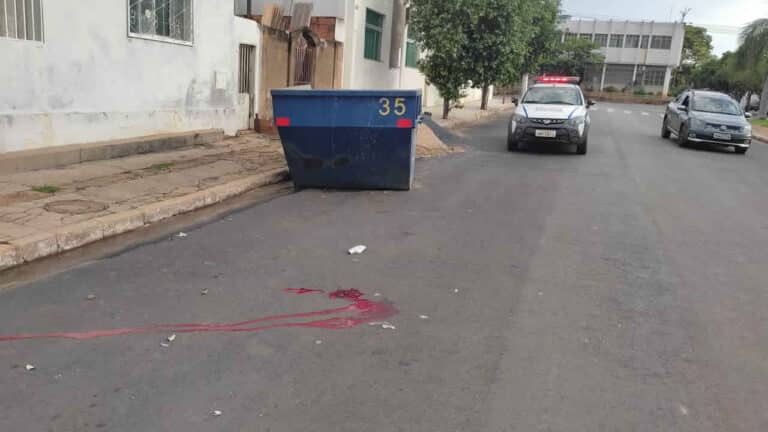 Jovem de 21 anos é atropelado no Centro de João Pinheiro e motorista foge sem prestar socorro
