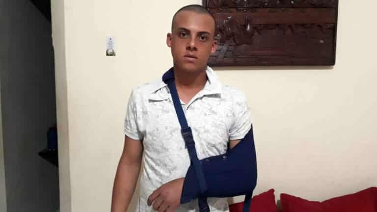 Com risco iminente de perder movimento total do braço, jovem faz apelo por cirurgia em João Pinheiro