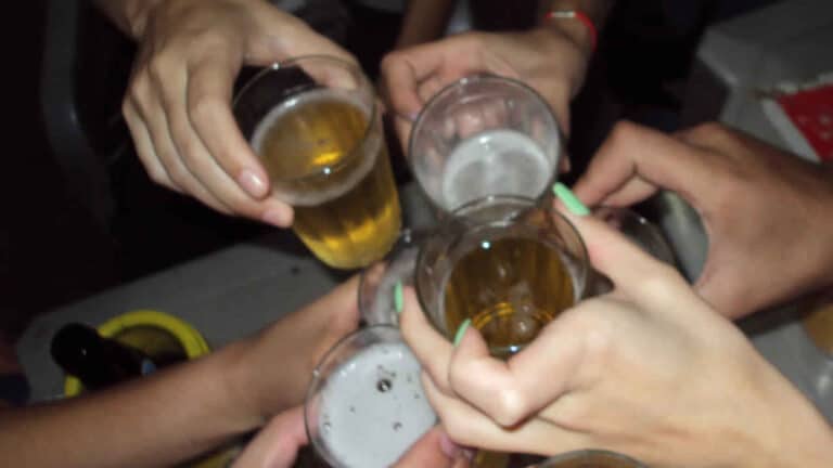 Mulher diz que cunhado colocou veneno de carrapato na cerveja dela, em Uberaba